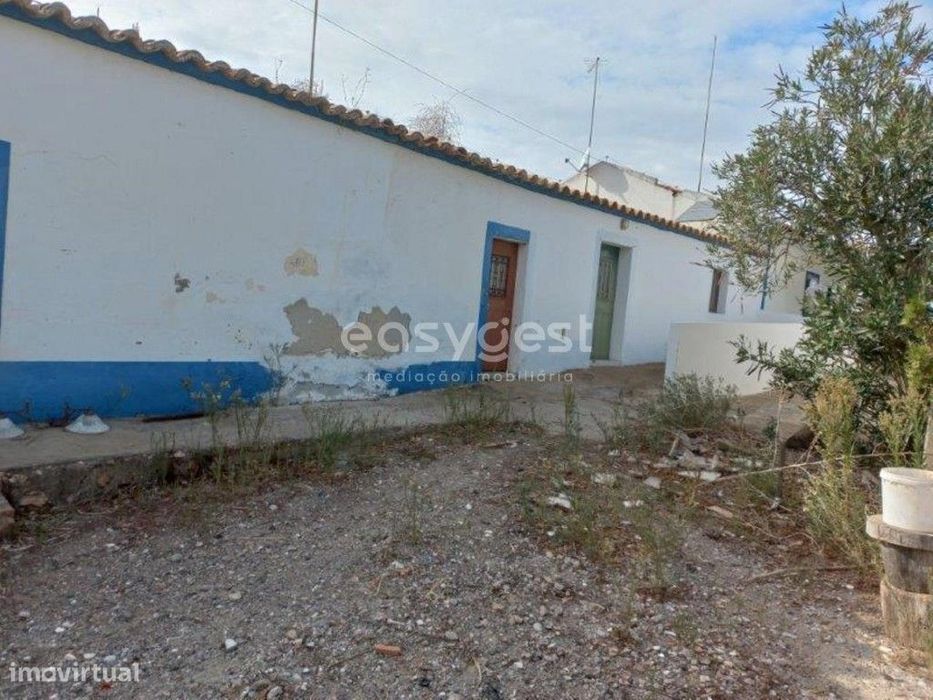 Moradia V3 com armazém localizada num monte na serra de Serpa