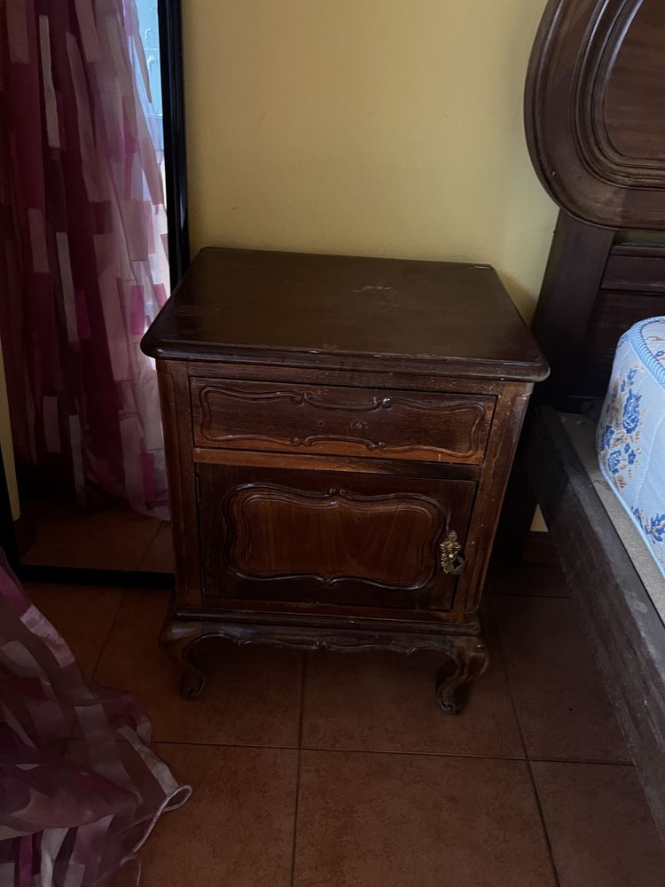 Set de quarto, cama, estrado, mesinha de cabeceira e coleção