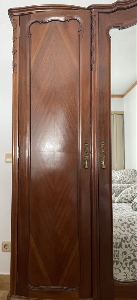 Roupeiro em madeira com 3 portas e espelho