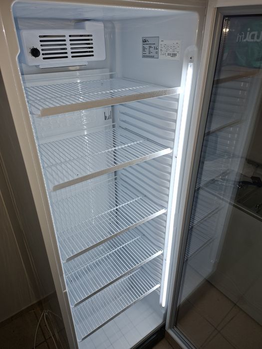 OPORTUNIDADE ÚNICA! Frigorífico Vertical de Exposição Premium