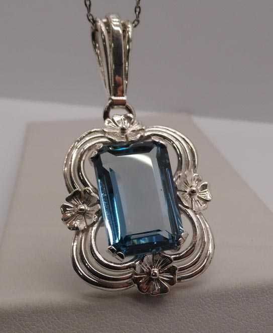 Przedwojenna srebrna zawieszka błękitny spinel kwiaty ażurowa oprawa.