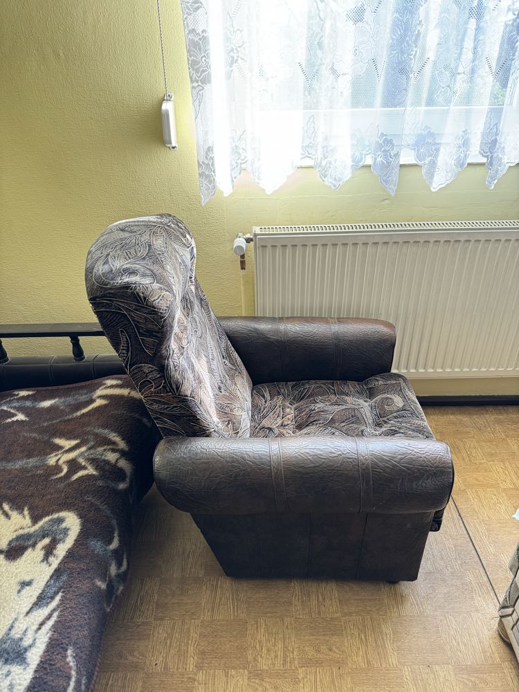 Brązowy fotel do salonu