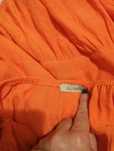Vestido laranja aberto nas costas