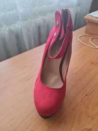 Туфлі червоного кольору