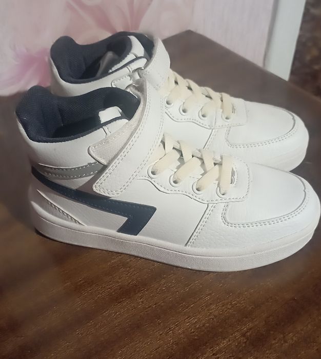 Дитячі нові кросівки