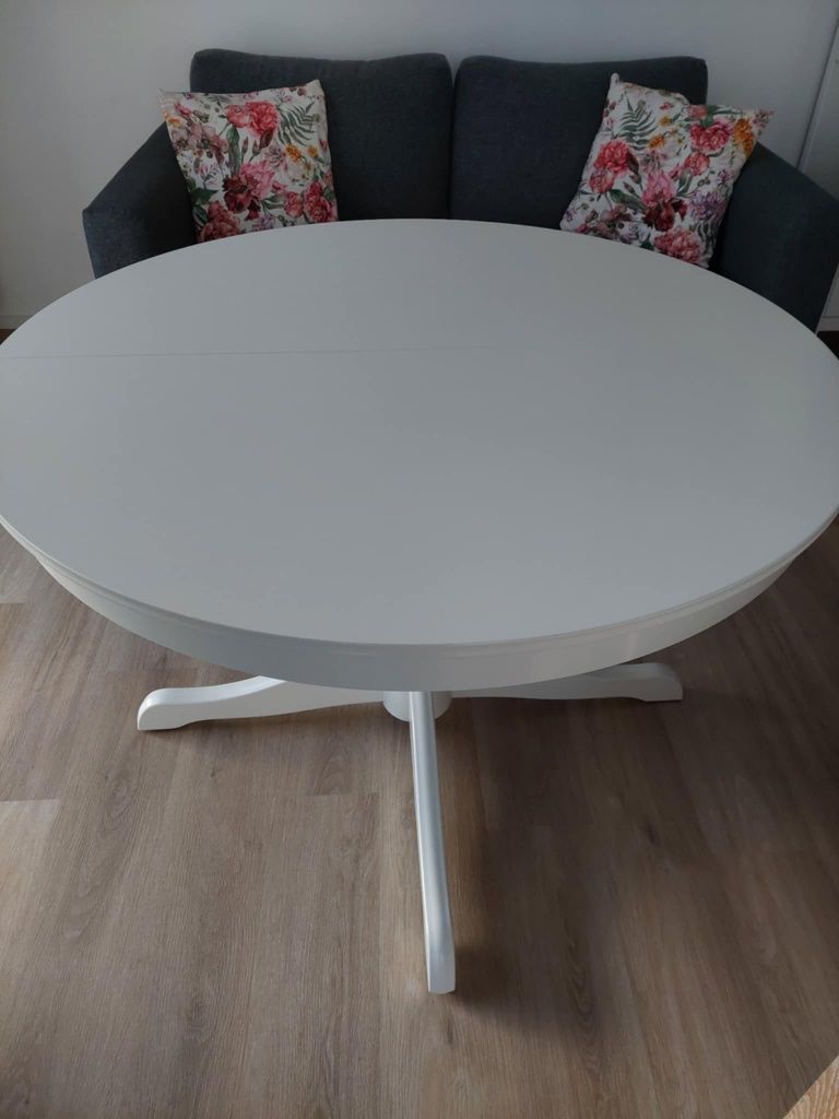Rozkładany okrągły stół Ikea, elegancki biały stolik