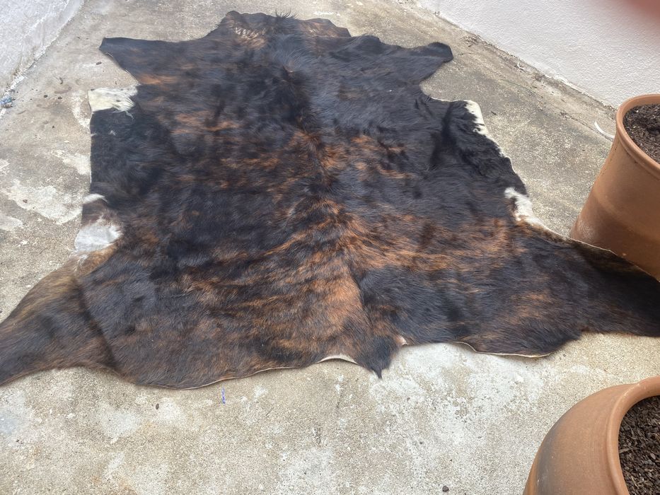 Carpete Pele de Vaca Preta com sombras castanhas