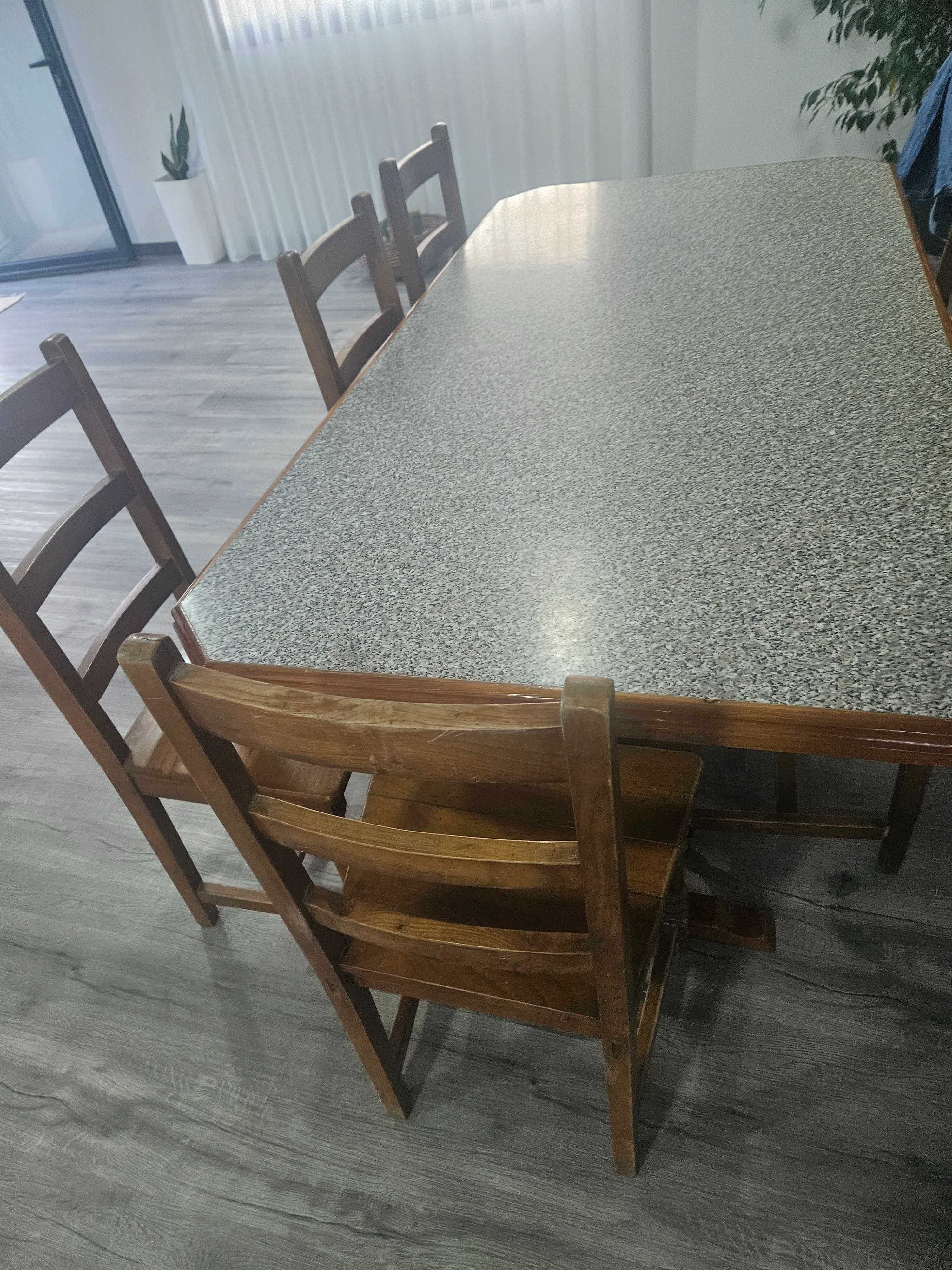 Mesa de madeira e tampo em mármore