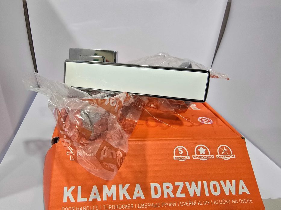 Klamka z kwadratowym szyldem