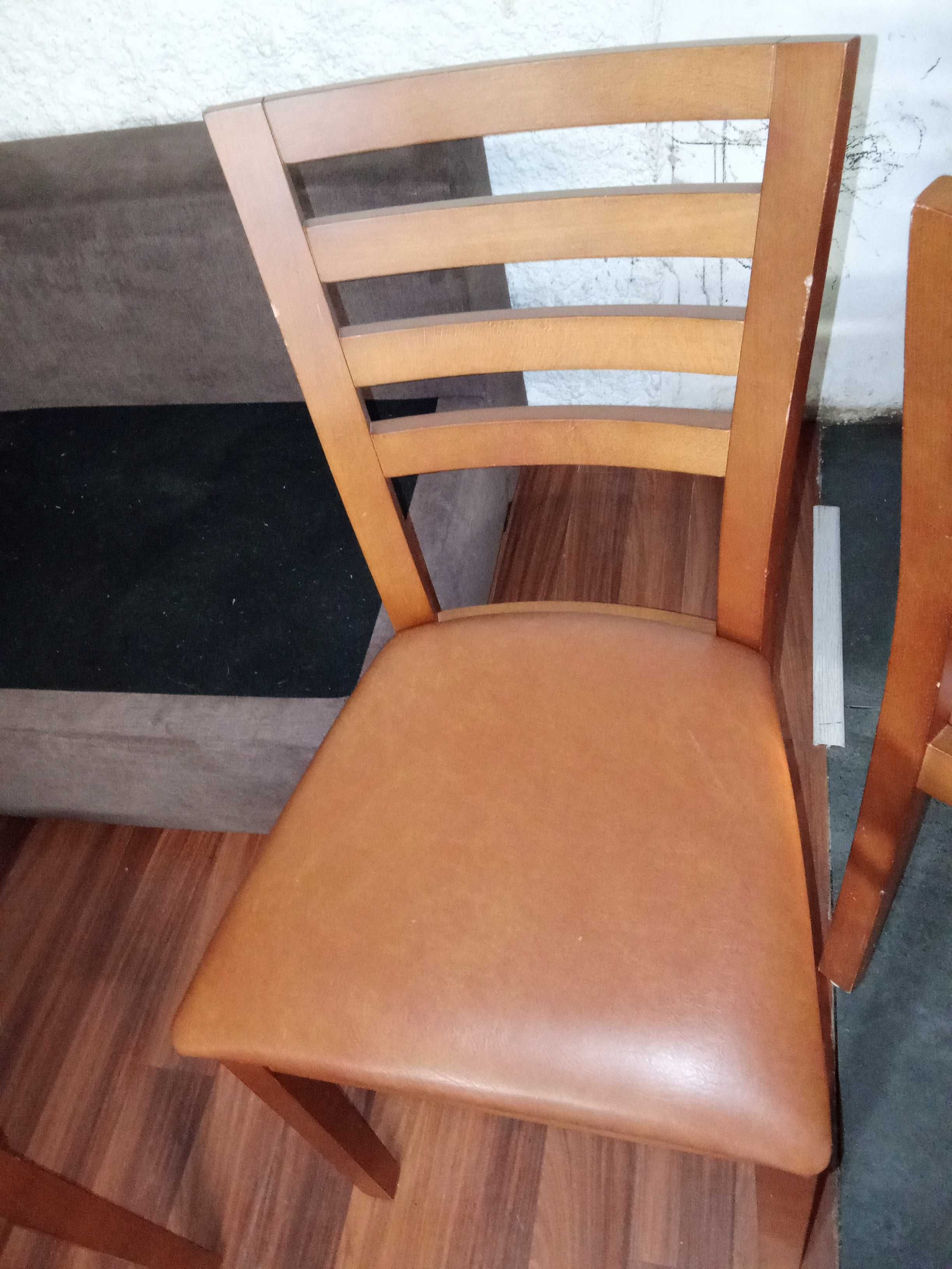 Mesa com 4 cadeiras