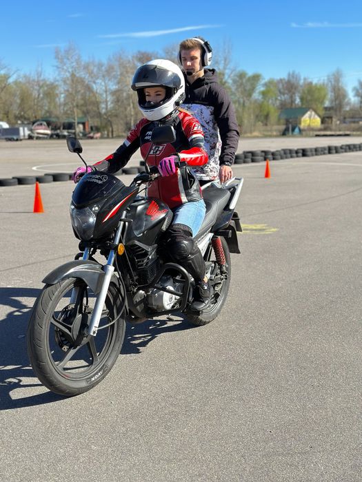 Професійна Мотошкола в Києві. Індивідуальне навчання. Мото інструктор