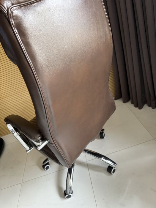 Шкіряне офісне крісло