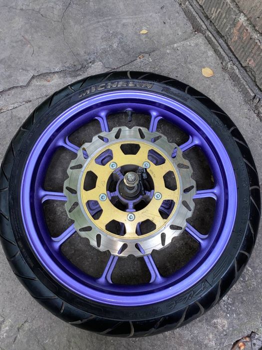 Продам переднее 17 колесо на мотоцикл состояние нового резина мишлен