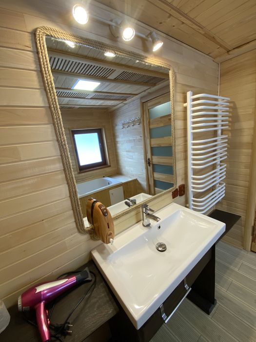 Будиночок з теплим басейном