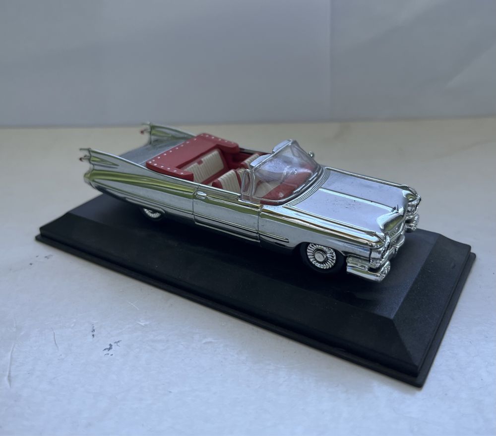 Model samochodu w skali 1:43 Cadillac Series 62 New Ray