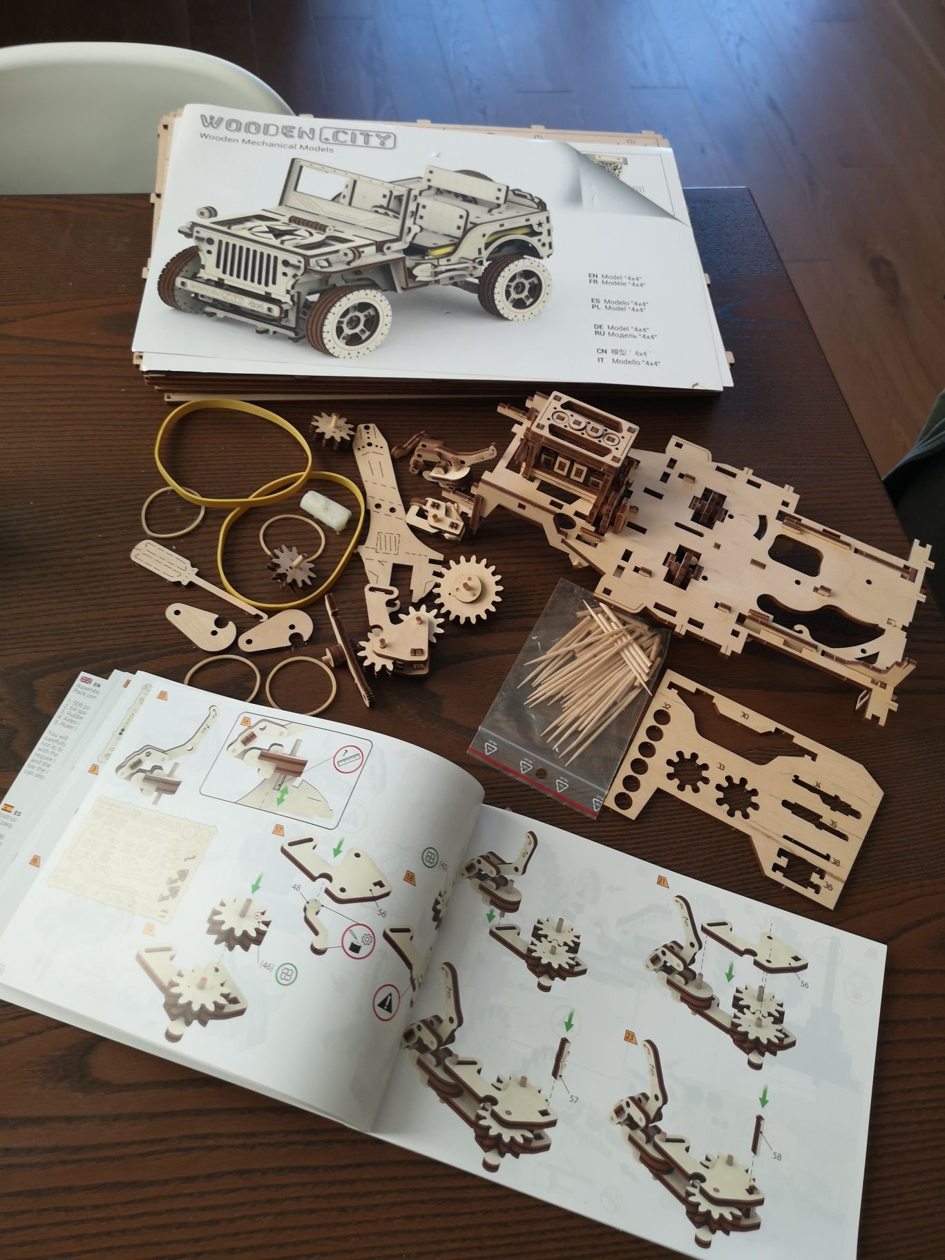 Drewniane puzzle 3D Samochód 4x4 Jeep Willys