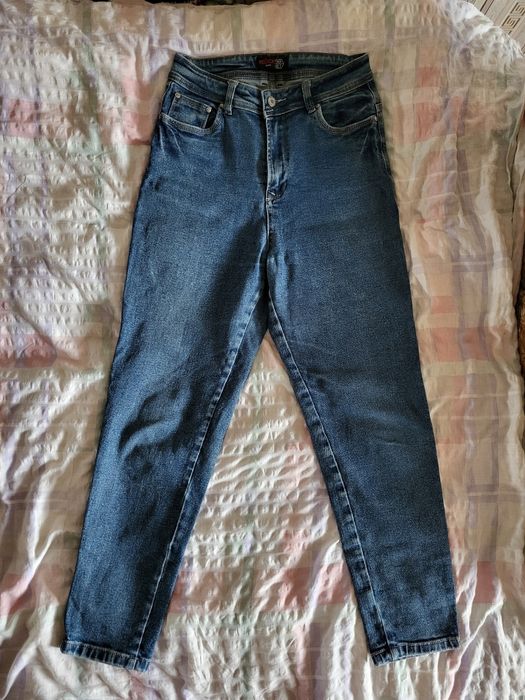 Джинси моделі Mom