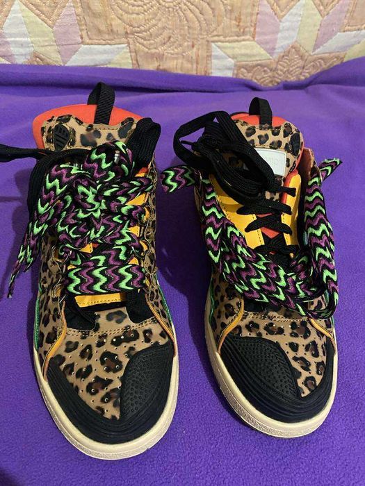 Неймовірно гарні нові кросівки