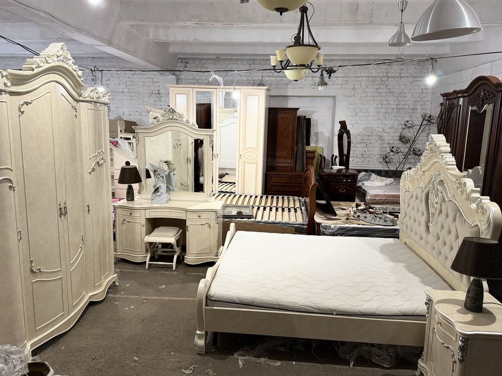 Королівська спальня. Італія. Ліжко, шафа, стіл, дзеркало, пуф. Дерево