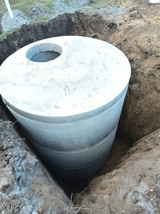 Кільця та бетонні та бетонні блоки