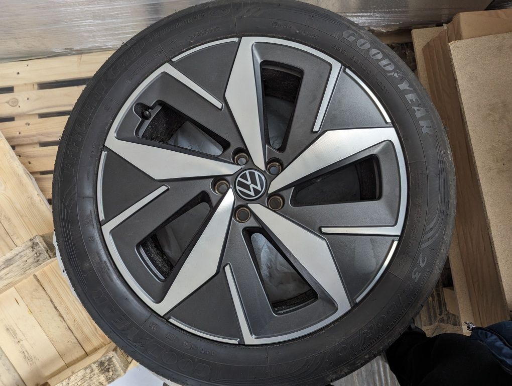 VW ID4 5*112 r20  комплект оригінальних  колес в зборі