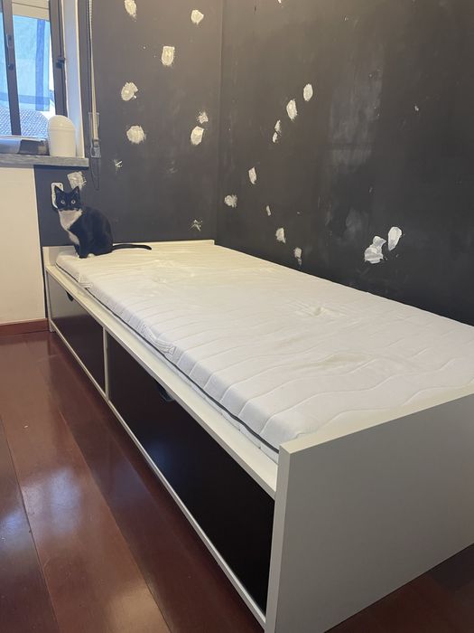 Cama Ikea com Gavetas