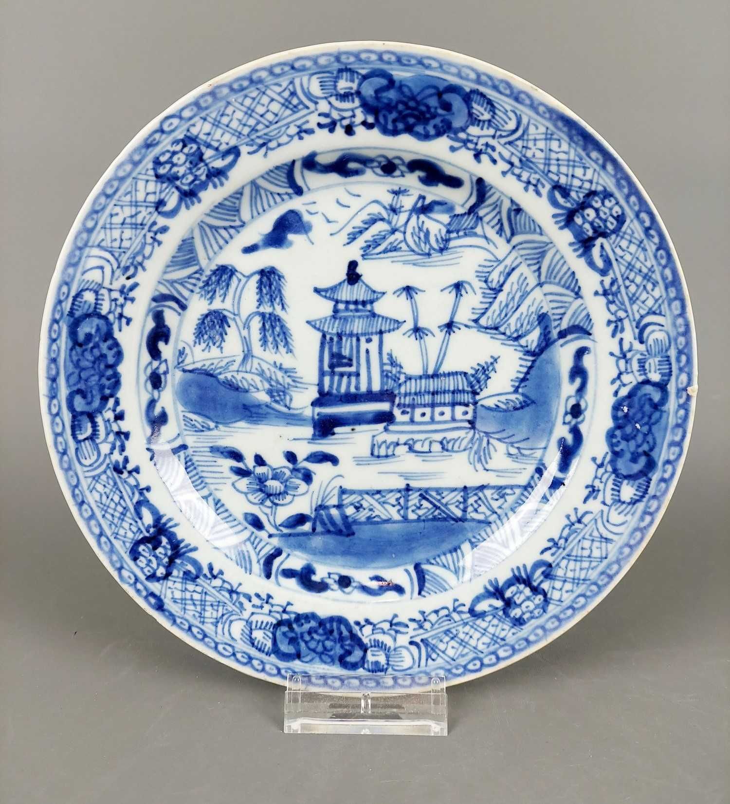 Belo prato de porcelana chinesa azul e branco  Qianlong (1736 a 1795)