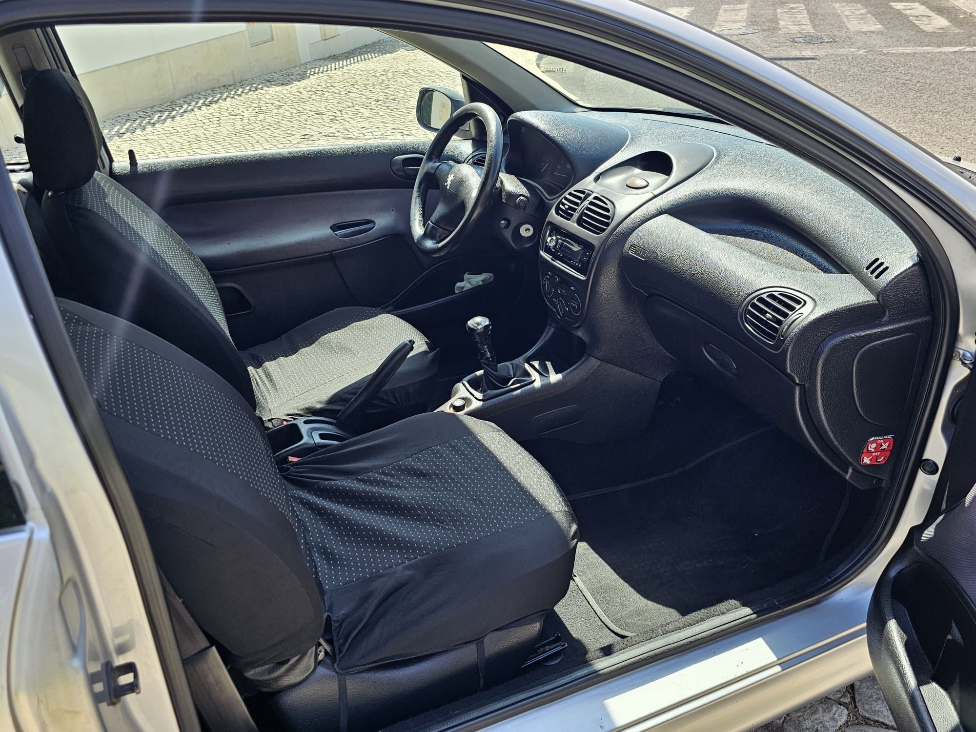 Vendo Peugeot 206 comercial 1.9 de 2001 em ótimo estado geral