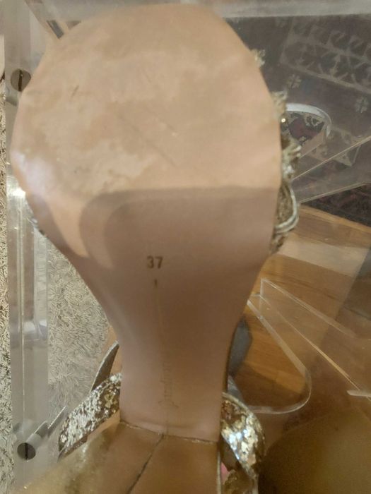 Sandálias Stradivarius douradas