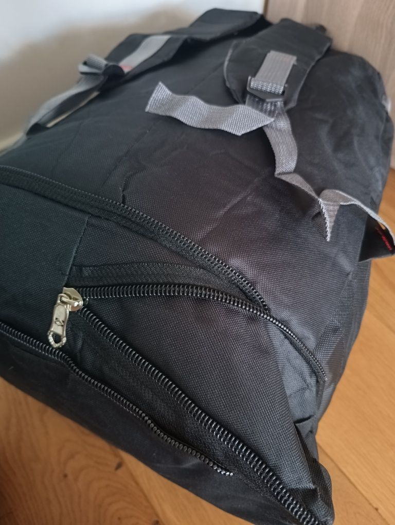 Duży plecak turystyczny, w góry, regulowany 70 L, trekkingowy, lekki