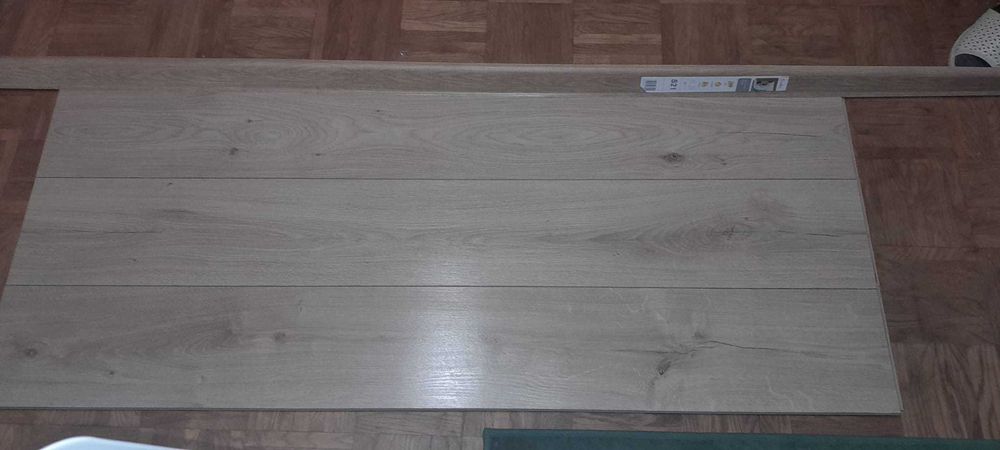 Podłoga laminowana 21,6 m² + listwy 17,5 m - NOWE
