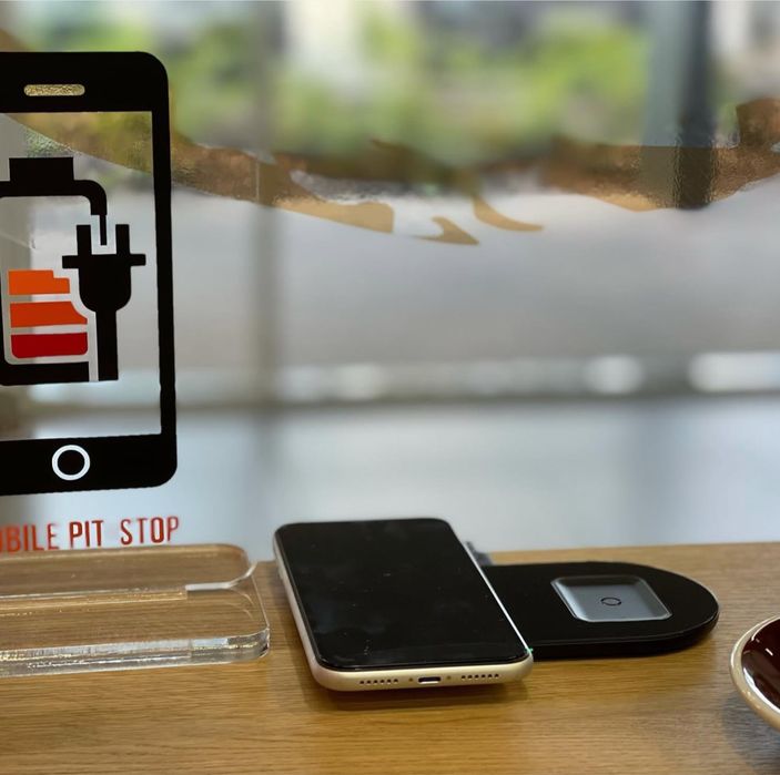 Акрилова підставка з інформацією про можливість зарядити телефон