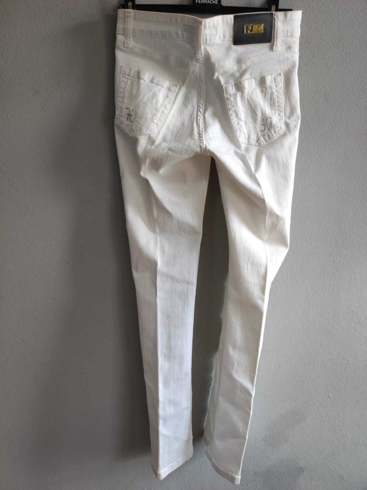 Calças de mulher ainda com etiqueta ( Recheio de loja )