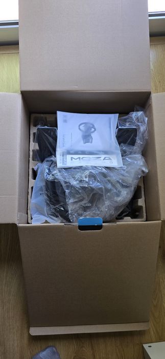 Moza R5 (Base + volante + pedais)