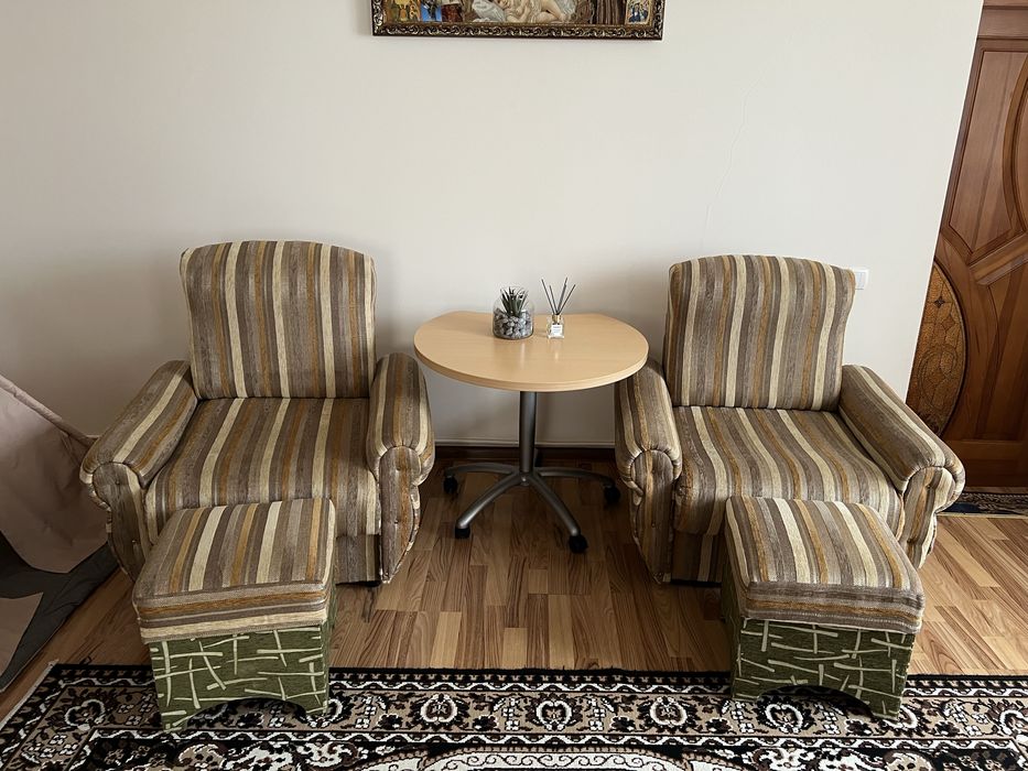 Розкладні мʼягкі крісла + пуфи + стіл