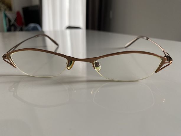 Okulary (oprawki ze szklami korekcyjnymi +1,5 każde oko)