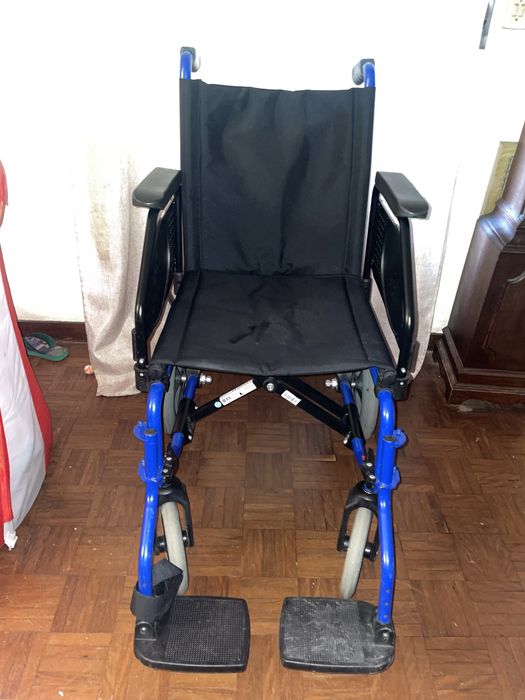 Cadeira de rodas em muito bom estado preta e azul
