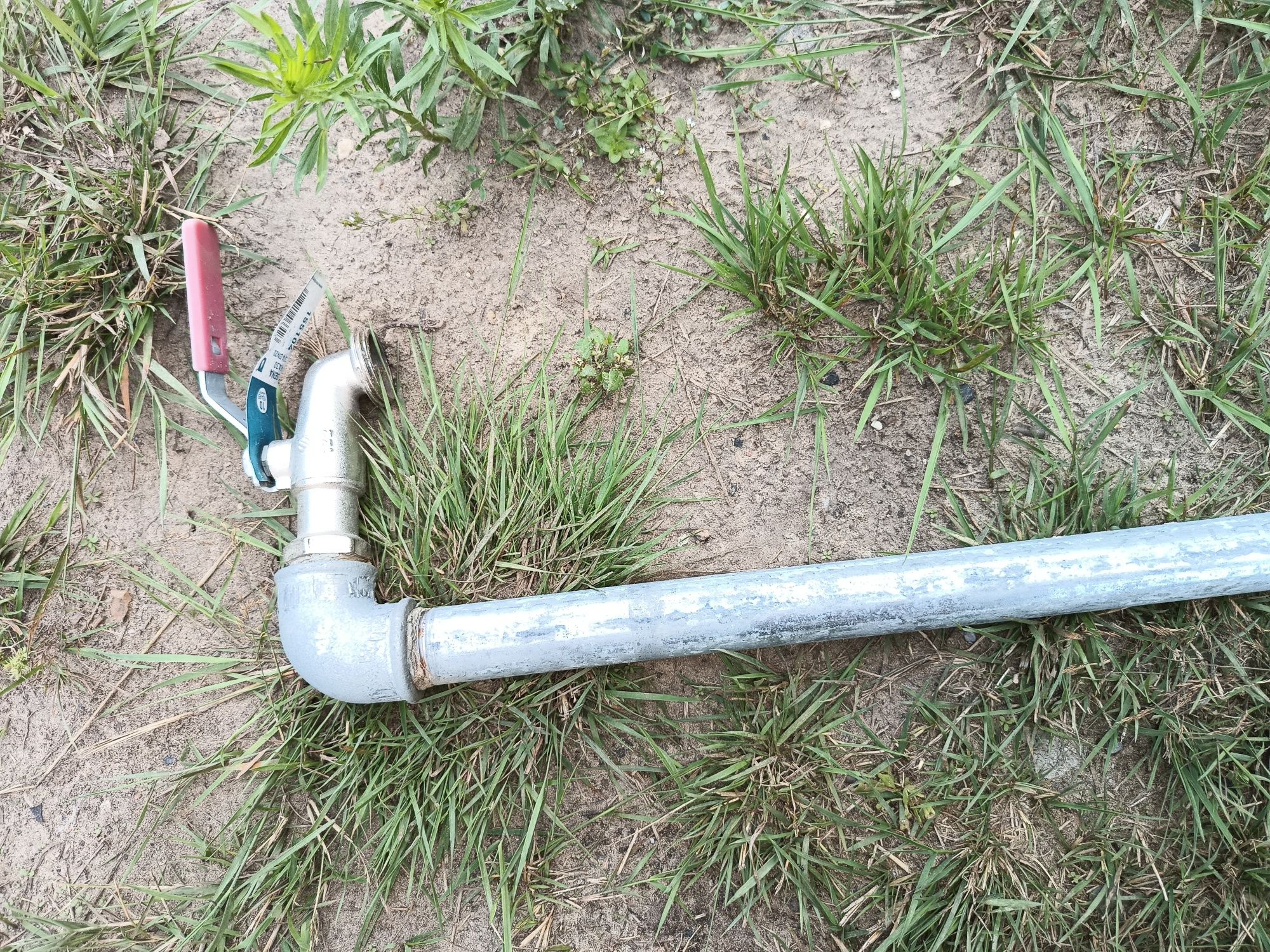 Kran, rura, narożnik aluminiowy z siatką