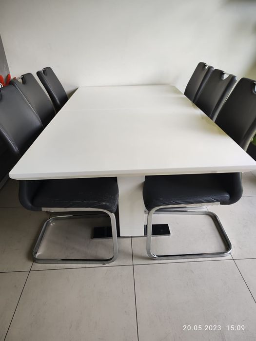 Stół z krzesłami w kolorze białym