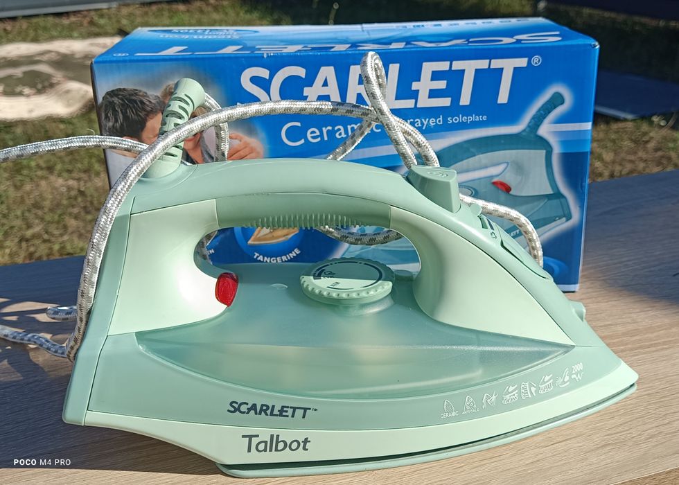 Праска SCARLETT SC-1330S із функцією відпарювання (утюг + отпаривание)