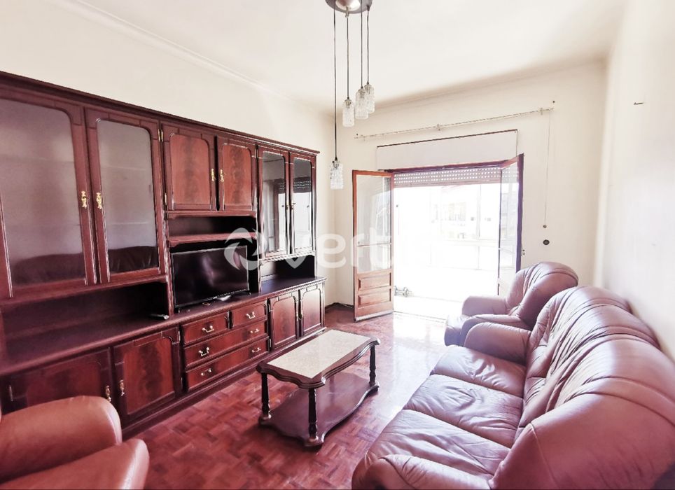 Mesa de centro com tampo claro e base escura