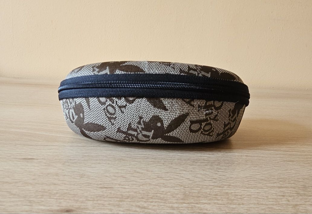 Bronzowy etui na okulary z motywem Play Boy
