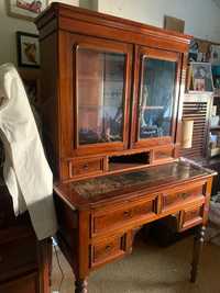 Bonita e antiga escrivaninha/secretária em boa madeira maciça