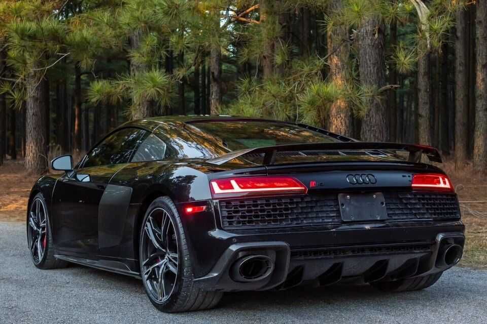 2020    Audi   R8