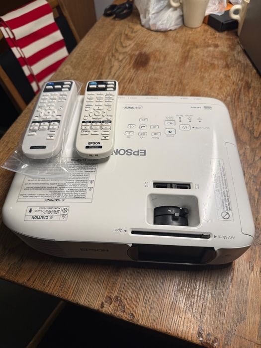Projektor EPSON EH-TW650 dwa piloty