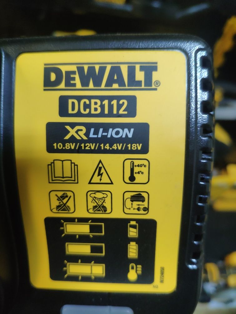 DeWALT DCB112 Зарядний пристрій 2 А\г  12v\18v\54v-струм 220v офiцiйнi