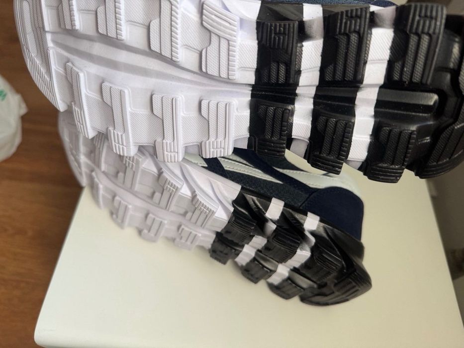 Кросівки нові спортивні й стильні