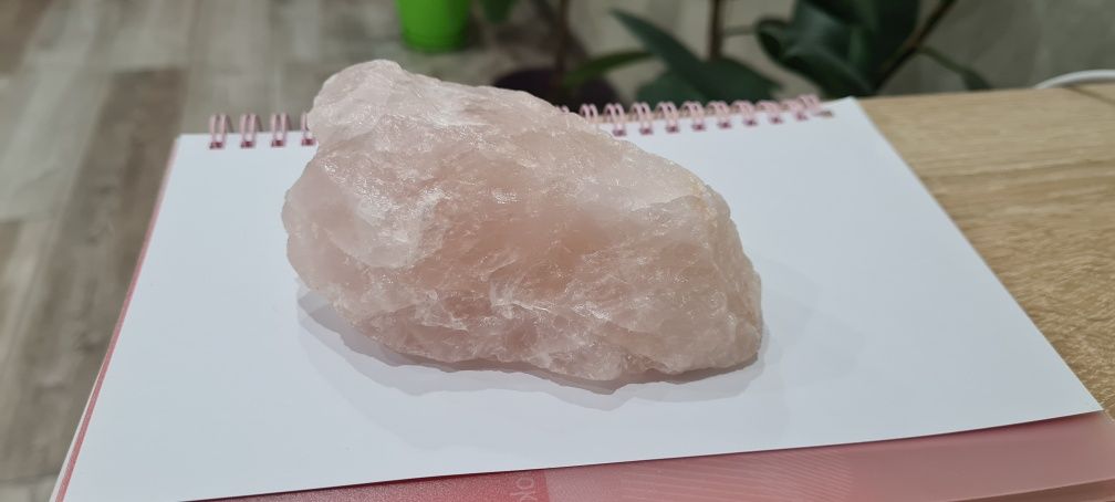 Рожевий кварц камінь натуральний 370 г