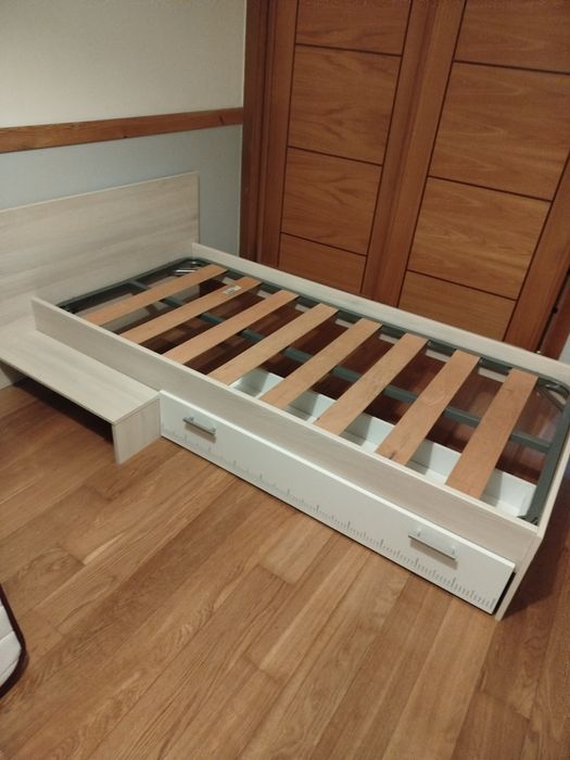 Cama individual bege e branco
