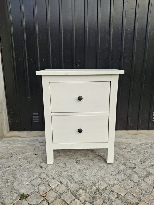 Mesa de cabeceira do ikea